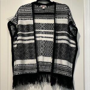 Arizona Jean Company Black and White Geometric Cardigan